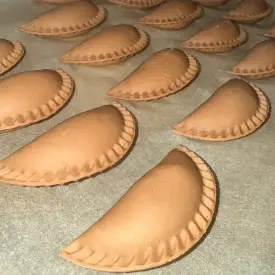 Вареники шоколадные с творогом и вишней