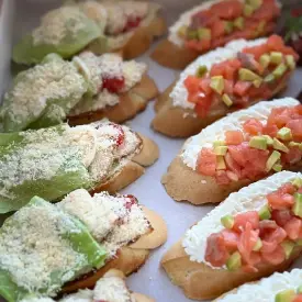 Брускетта «Цезарь с курицей»