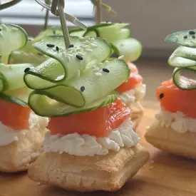 Канапе с форелью на слоеном тесте