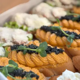 Брускетта с паштетом из сельди и черной икрой (имитация)