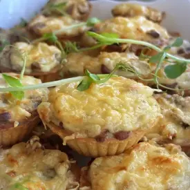 Тарталетка, запеченная с курицей и грибами