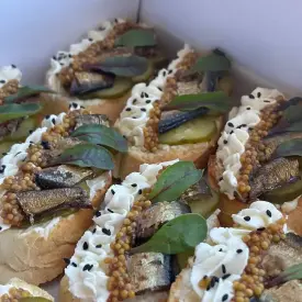 Брускетта со шпротами