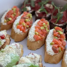 Брускетта с тар-тар из форели и авокадо