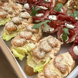 Брускетта «Цезарь с креветкой»