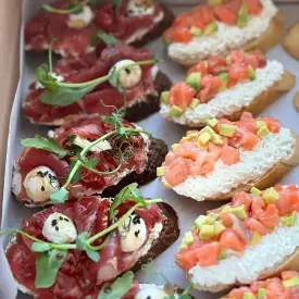 Брускетта с карпаччо (говядина) и вяленными томатами