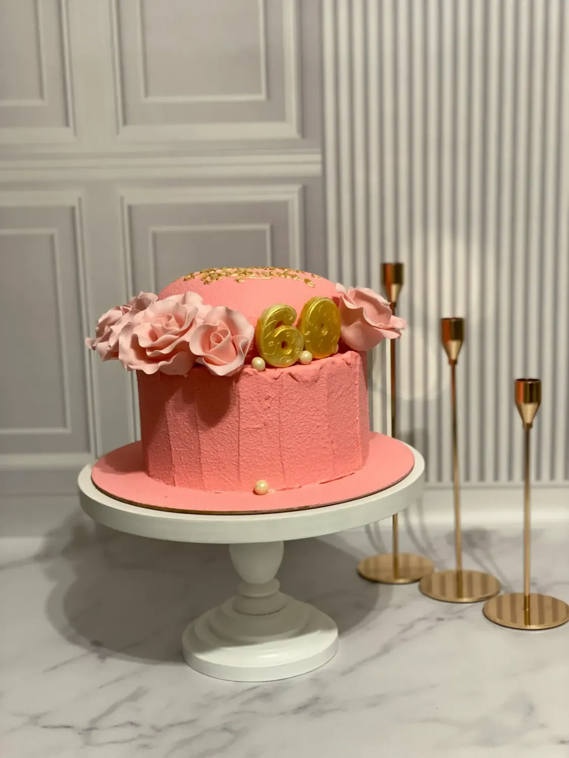 Торт на день рождения с шоколадной пиньятой фото 2