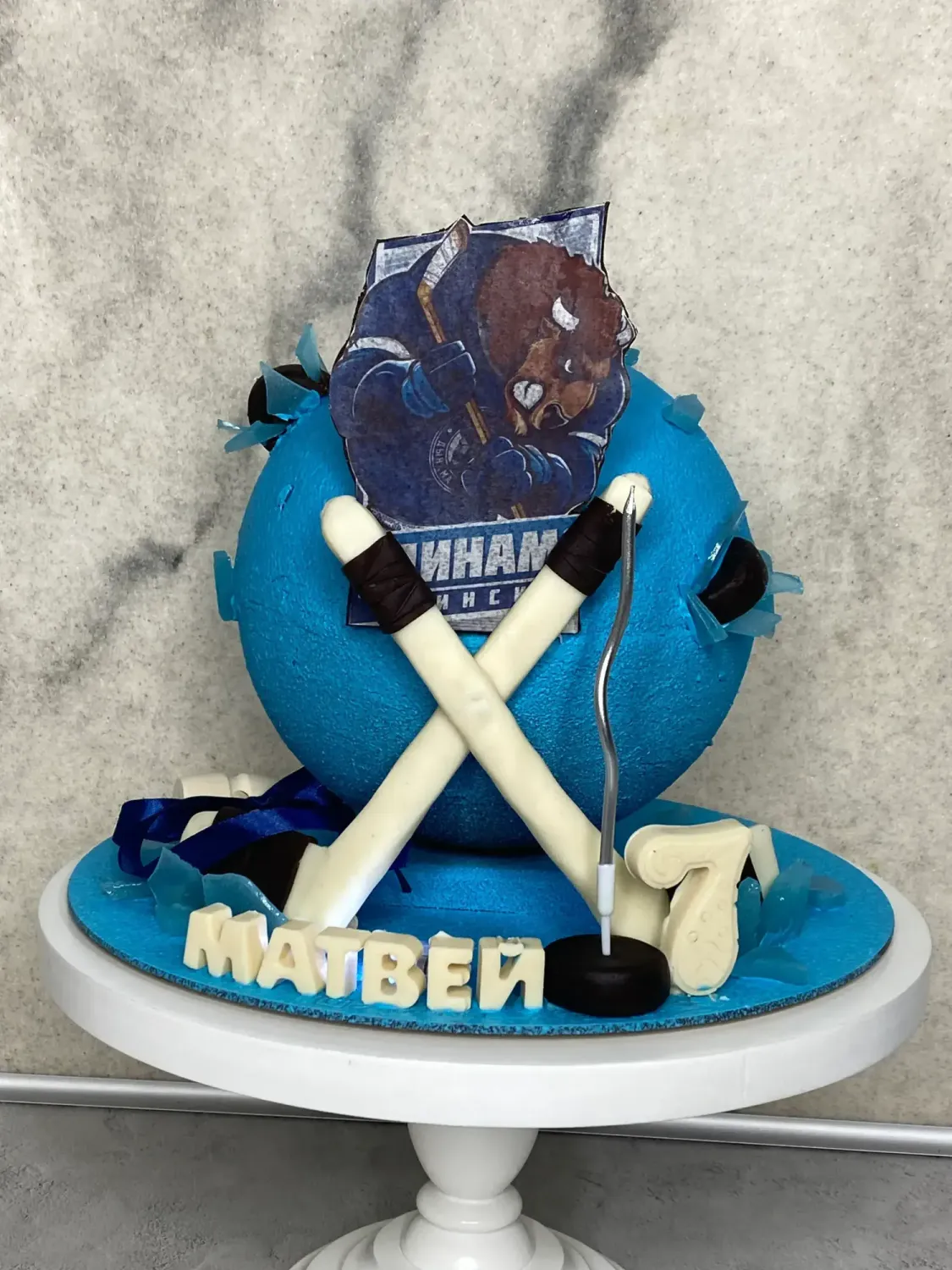 Торт на день рождения с шоколадной пиньятой фото 4