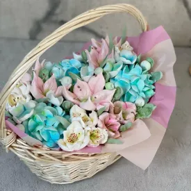 Корзина с зефирными цветами