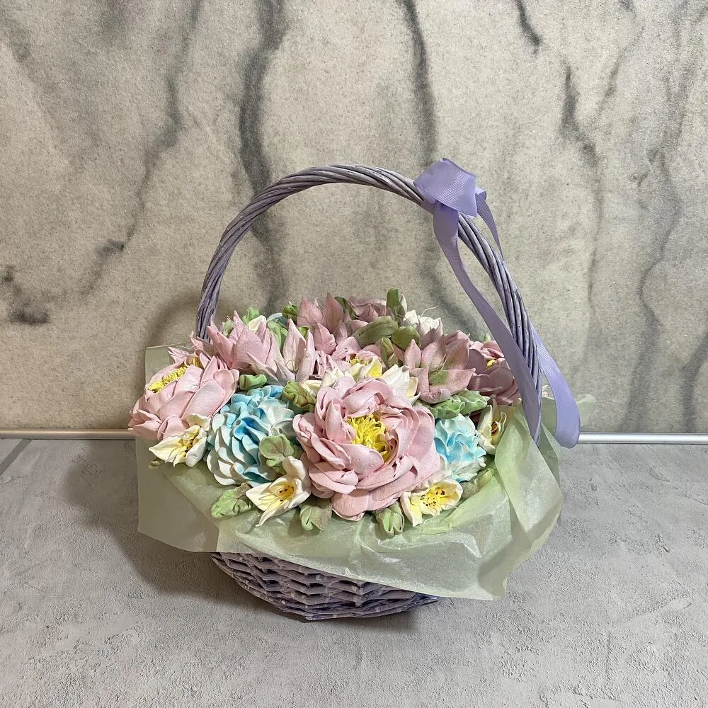 Корзина с зефирными цветами фото 3