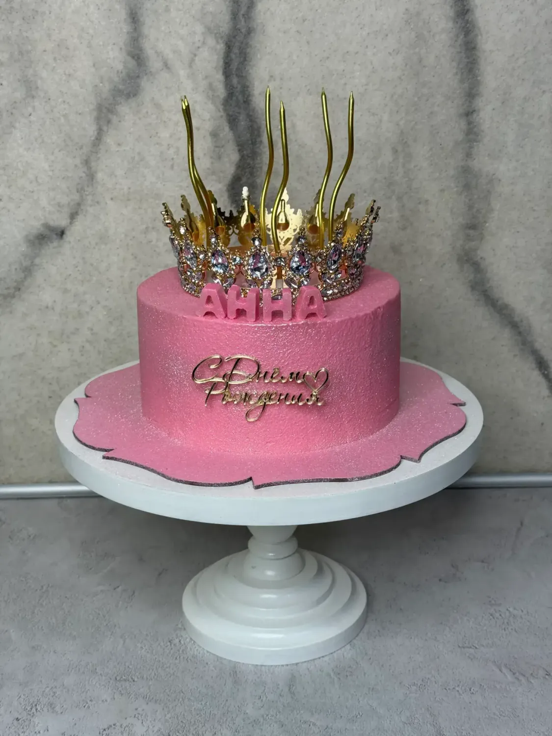 Торт с короной и блестками