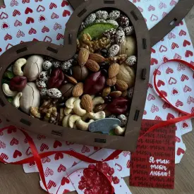 Коробочка орехов в форме сердца
