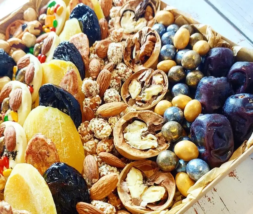 Большой набор сухофруктов с шоколадом и орешками на 700 г фото 3