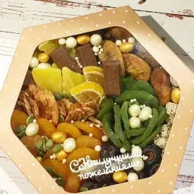 Набор сухофруктов с шоколадом и орешками на 650 г