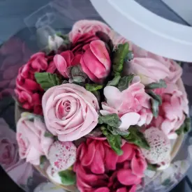 Коробка «аквариум» с цветами из зефира, 20 см