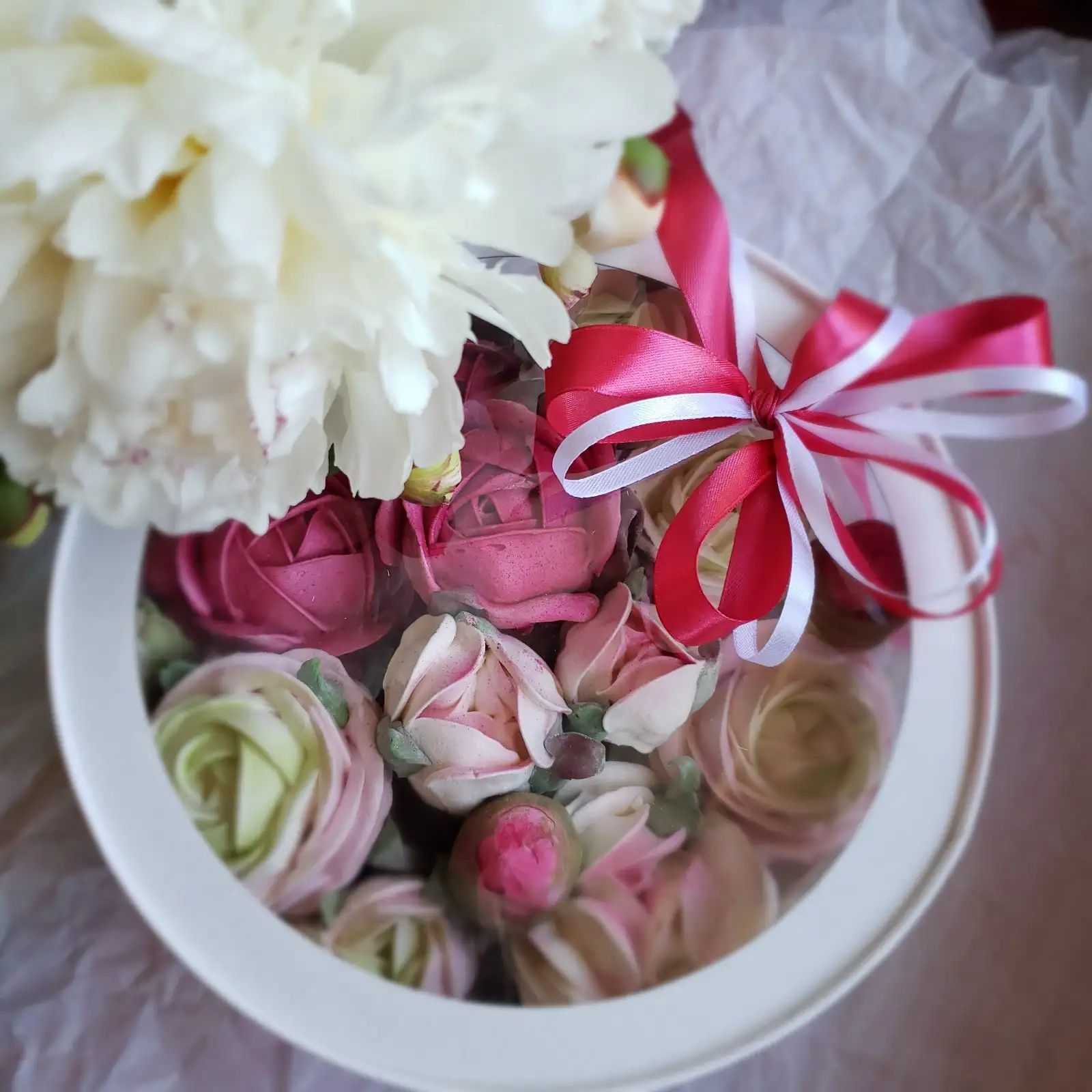 Коробка «аквариум» с цветами из зефира, 24 см фото 4