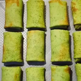 Блинчики шпинатные с курицей,сыром,вяленым перцем и беконом