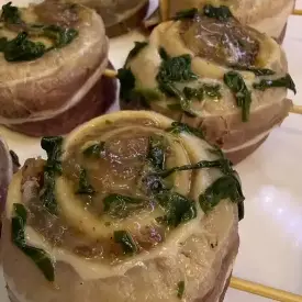 Свиные рулетики в беконе в зелёном маринаде