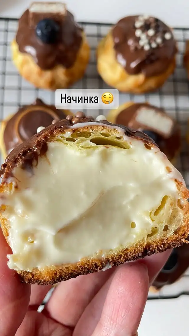 Профитроли с шоколадом и декором фото 4