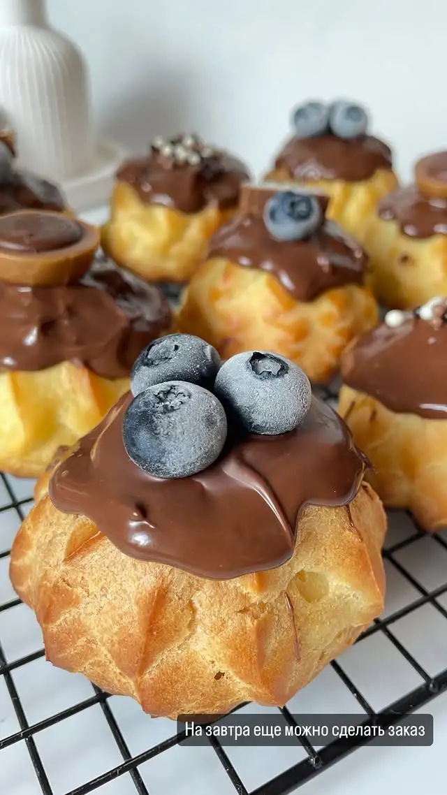 Профитроли с шоколадом и декором фото 2