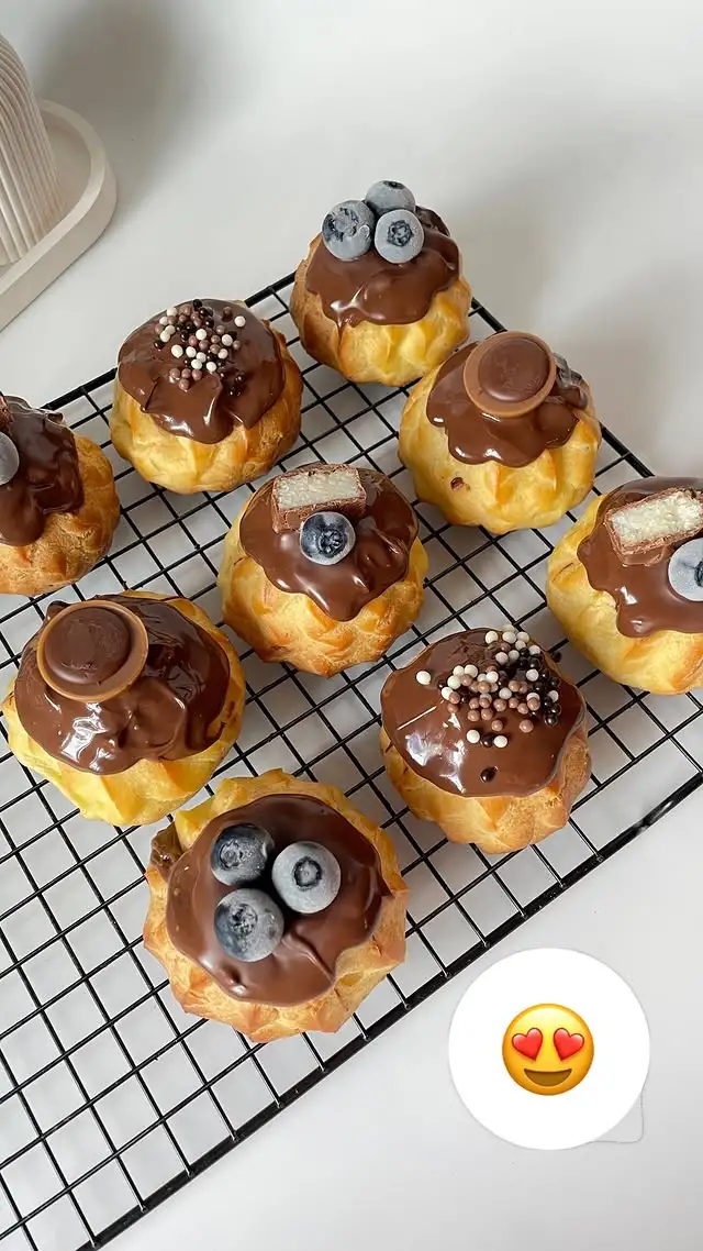 Профитроли с шоколадом и декором фото 3