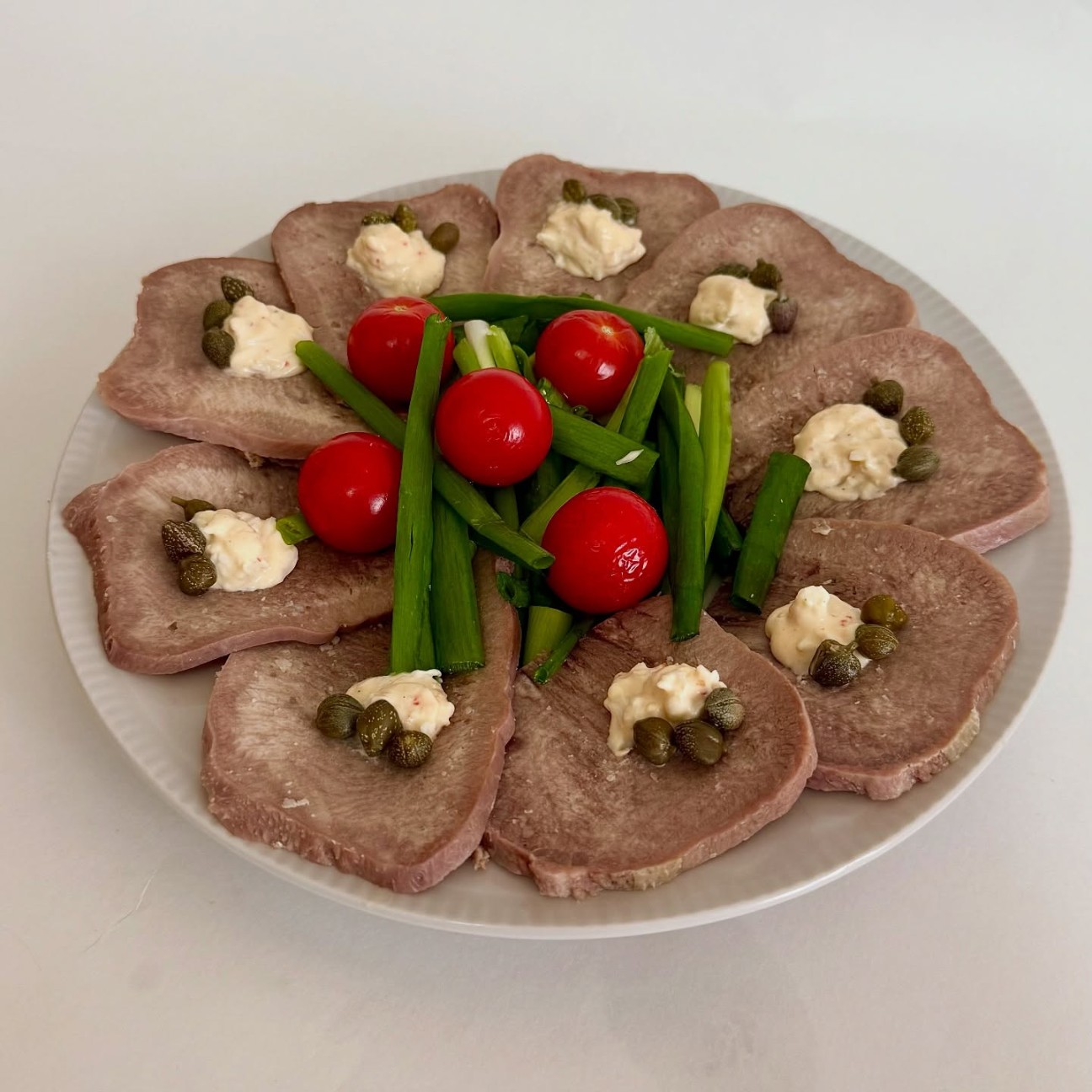 Язык отварной с каперсами и соусом