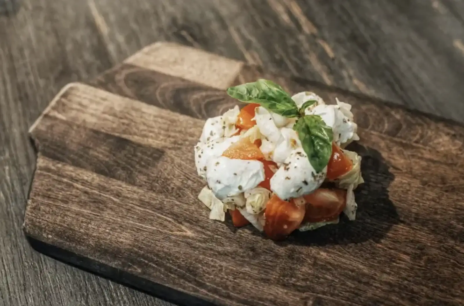 Капризе с моцареллой