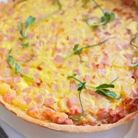 Киш с ветчиной и ананасом