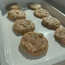 Куриные котлеты с брокколи и маслом
