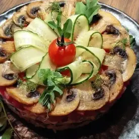 Слоеный салат с ветчиной, птицей, овощами и грибами