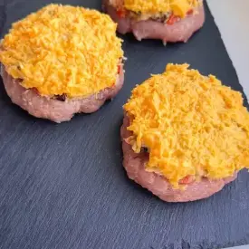 Свинина с начинкой под сырной шапочкой