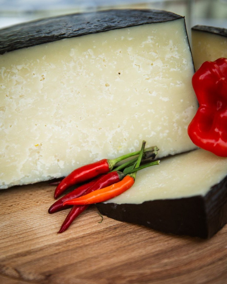 Сыр полутвердый выдержанный из овечьего молока D'gortai с трюфелем фото 4