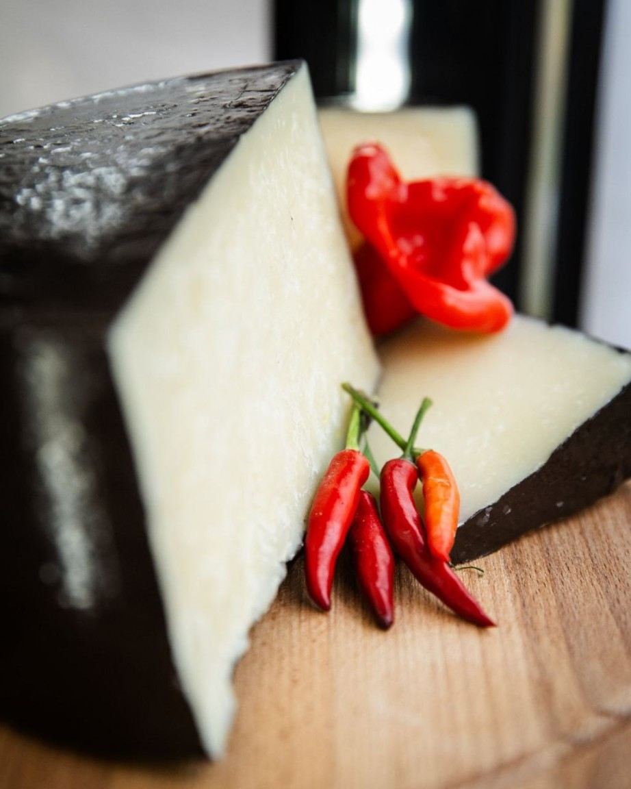 Сыр полутвердый выдержанный из овечьего молока D'gortai с трюфелем фото 3