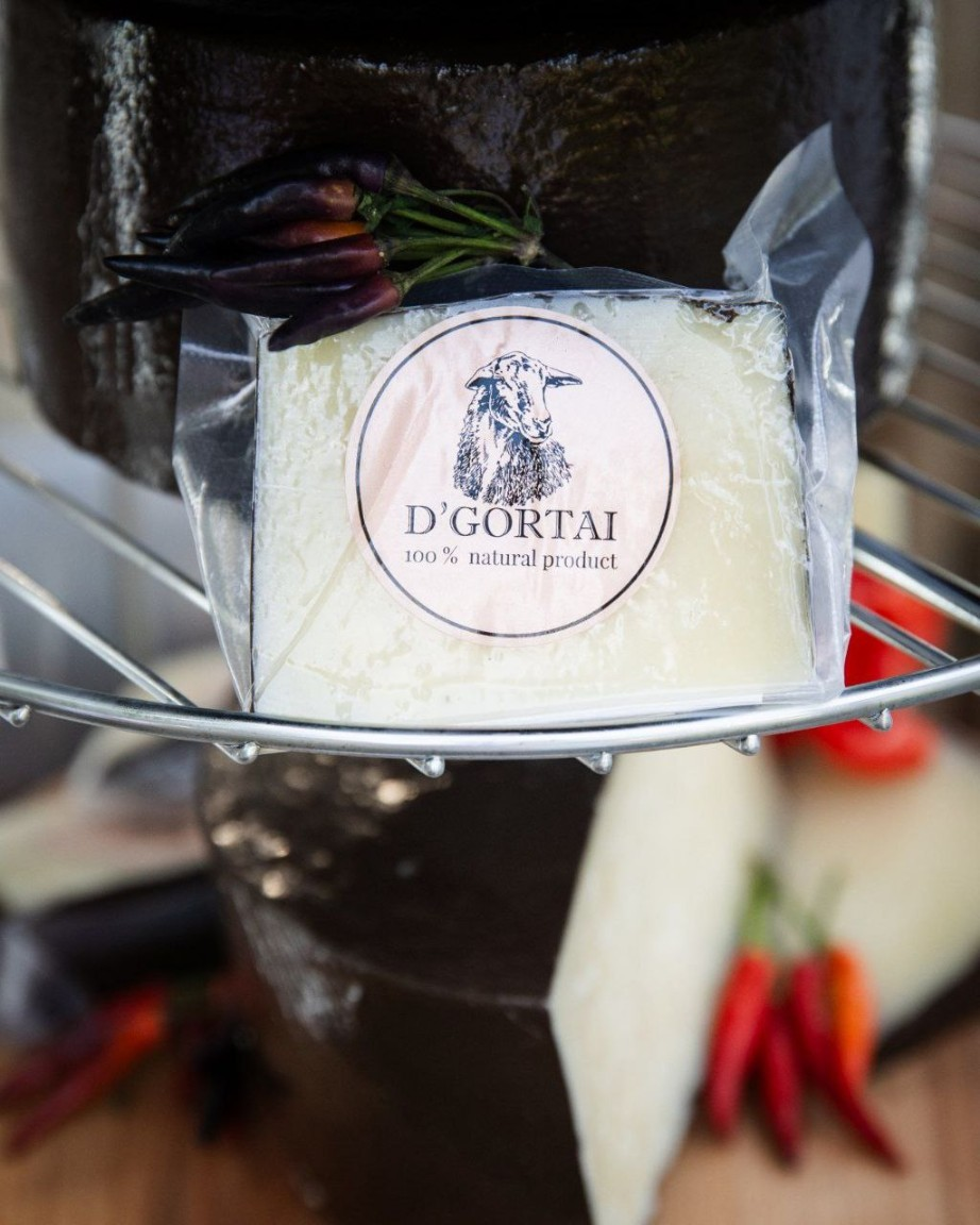 Сыр полутвердый выдержанный из овечьего молока D'gortai с трюфелем фото 2