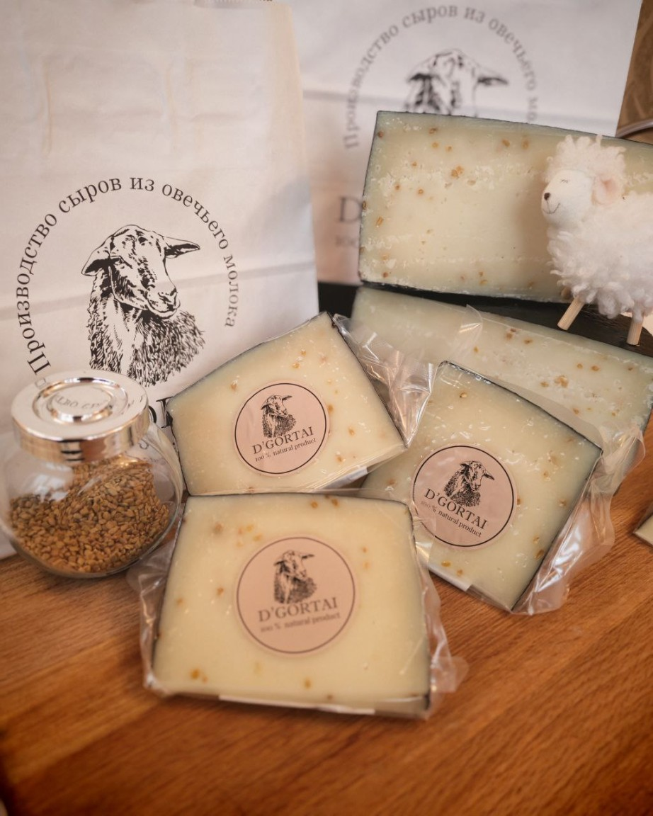 Сыр полутвердый выдержанный  из овечьего молока D'gortai с пажитником фото 3