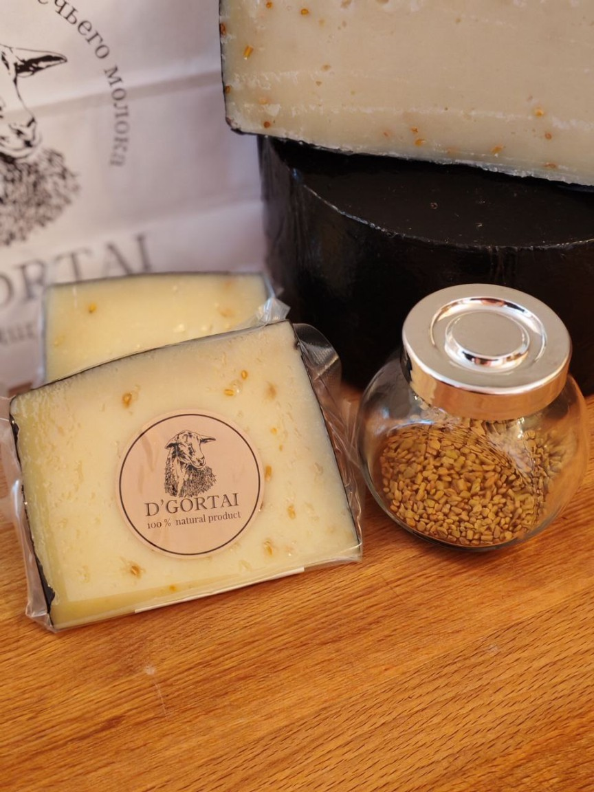 Сыр полутвердый выдержанный  из овечьего молока D'gortai с пажитником фото 2