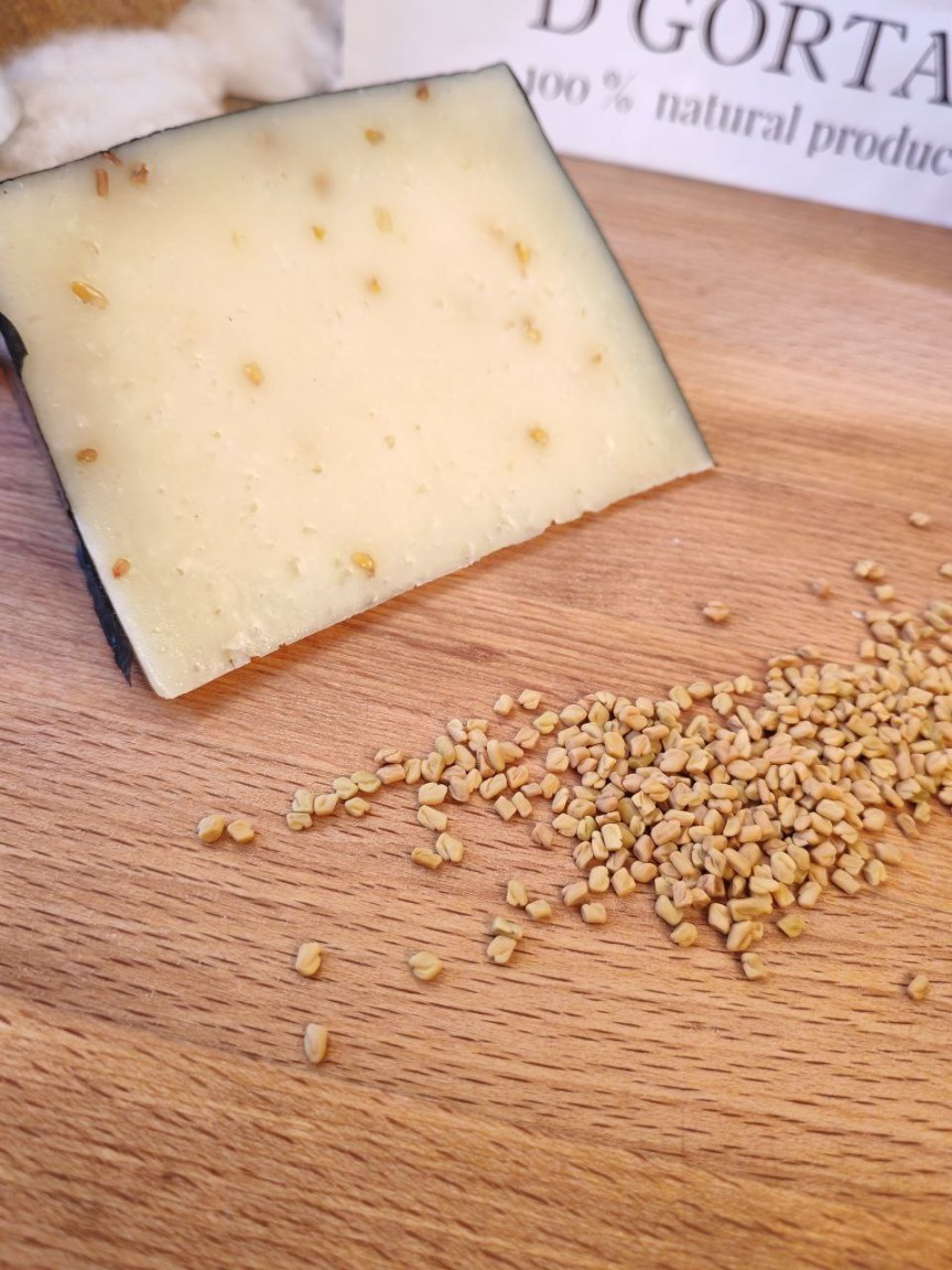 Сыр полутвердый выдержанный  из овечьего молока D'gortai с пажитником фото 4