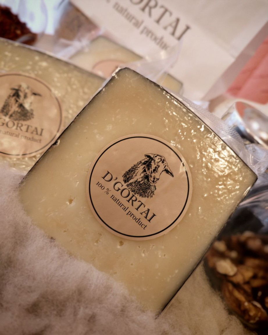 Сыр полутвердый выдержанный  из овечьего молока D'gortai  фото 2