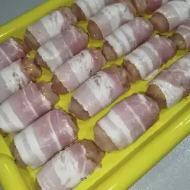 Рулетики куриные в беконе