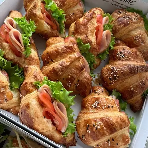 Круассан с ветчиной