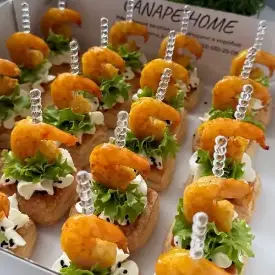 Канапе на слоеном тесте с креветкой