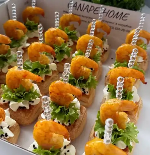 Канапе на слоеном тесте с креветкой