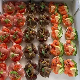 Кростини (колбаска, форель, говядина)