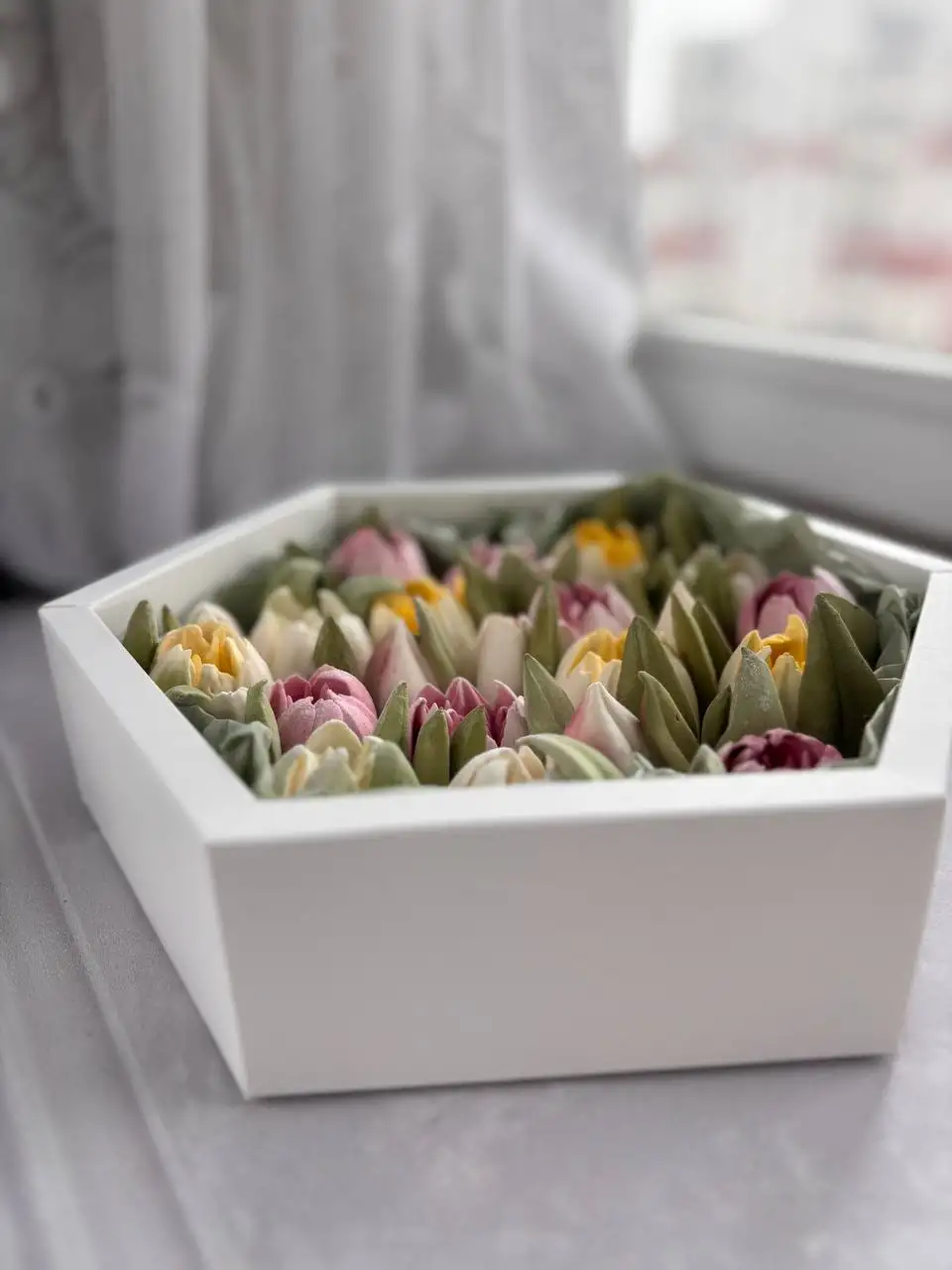 Тюльпаны из зефира в шестиграннике фото 5