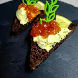 Мини-тост с икрой
