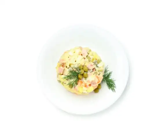 Салат «Оливье с копченой курочкой»
