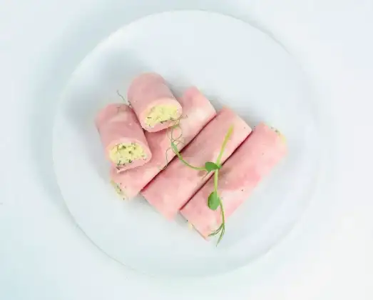 Рулетики из ветчины с творожно-сырной начинкой