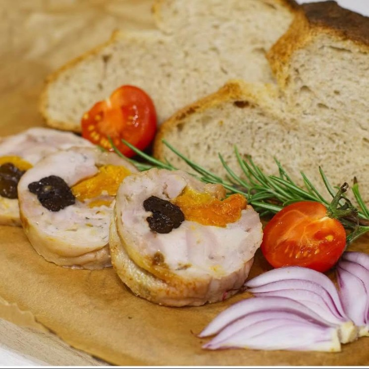 Рулет куриный с черносливом и курагой фото 2