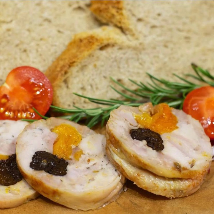 Рулет куриный с черносливом и курагой фото 3