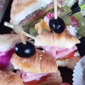 Мини-круассан с семгой