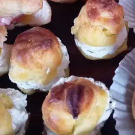 Профитроли с сыром и креветками